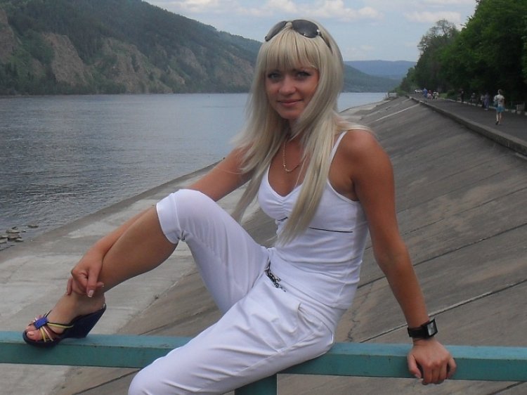 Добрая, ласковая, любящая Мужа нет. Без детей Нужна кому?)