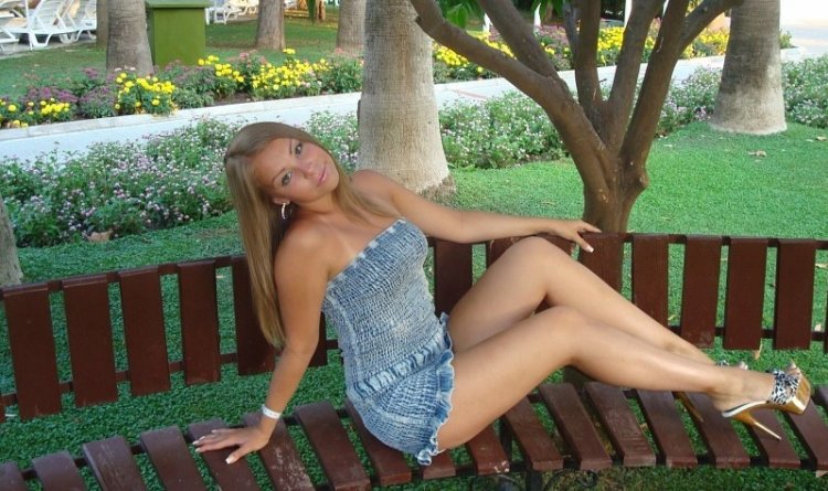 А ты хочешь со мной познакомиться? Я очень добрая и хочу нежности!
